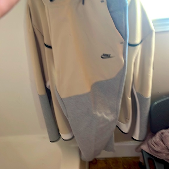 It’s a Nike tech suit…size XL… color:light brown&grey… - Picture 4 of 4